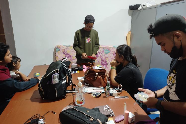 Petugas Imigrasi Nunukan Kaltara melakukan pemeriksaan identitas 4 WN Malaysia yang masuk illegal melalui Pulau Sebatik