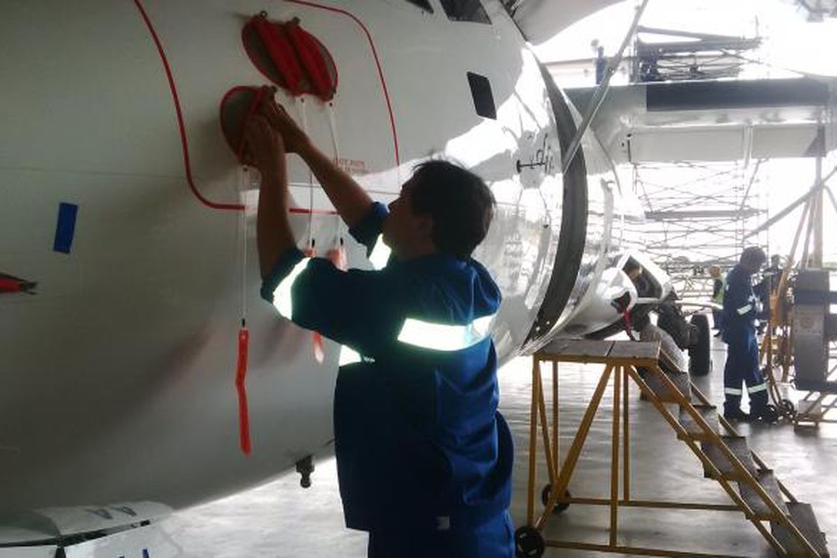 Teknisi PT GMF beraktifitas di hanggar Merpati milik PT MMF di komplek Bandara Internasional Juanda Surabaya, Sabtu (12/11/2016)