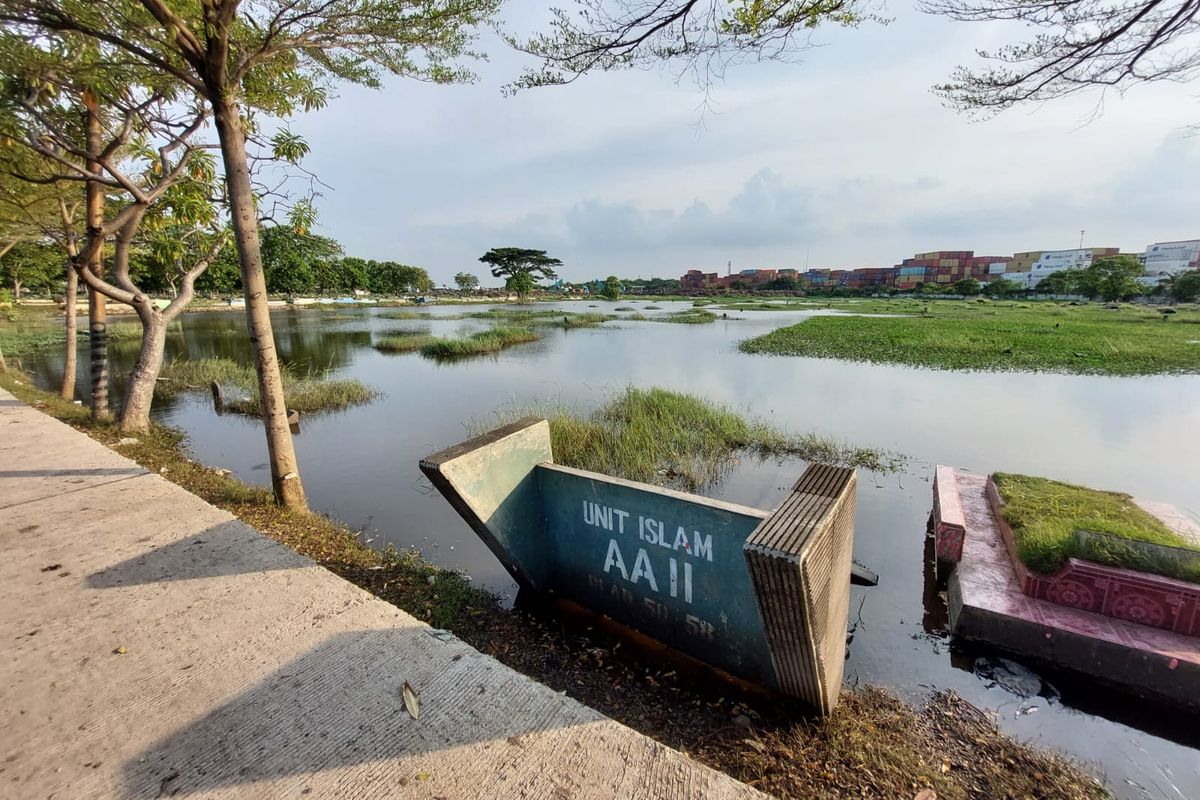 Ratusan makam di TPU Semper, Jakarta Utara terendam banjir pada Selasa (10/1/2023). Banjir disebut terjadi setiap tahun dan merendam makam. 