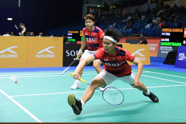 Pasangan ganda putri Indonesia, Apriyani Rahayu/Siti Fadia Silva Ramadhanti, saat bertanding melawan Benyapa Aimsaard/Nuntakarn Aimsaard (Thailand), pada babak 32 besar Badminton Asia Championship 2023 di Sheikh Rashid Bin Hamdan Indoor Hall, Al Nasr Club, pada Rabu (26/4/2023). Terkini, Apriyani/Fadia menjadi salah satu wakil Indonesia yang tampil pada hari pertama babak 32 besar Malaysia Masters 2023.