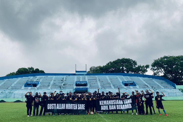 Sejumlah Jurnalis Malang Raya foto bersama sebelum melakukan aksi solidaritas dengan bermain sepak bola laga amal untuk korban Tragedi Kanjuruhan di Stadion Gajayana Malang, Jumat (21/10/2022) sore.