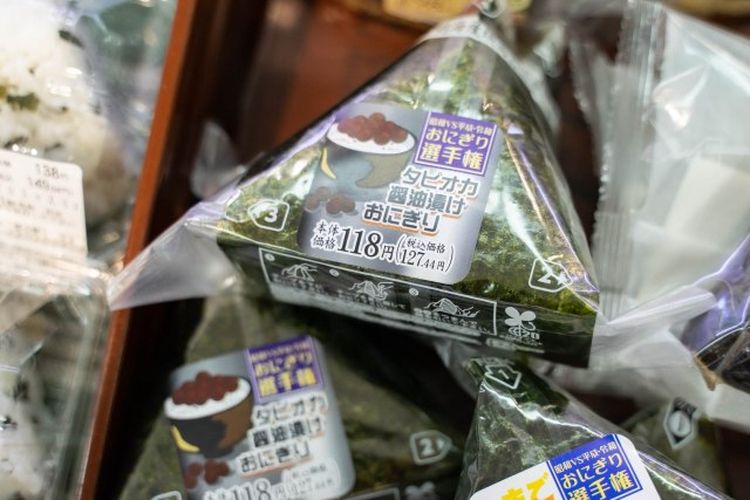 Onigiri Boba yang dijual eksklusif di gerai AEON di Jepang. Boba ini sebelumnya sudah direndam atau diacar dengan kecap asin untuk rasa gurih yang nendang