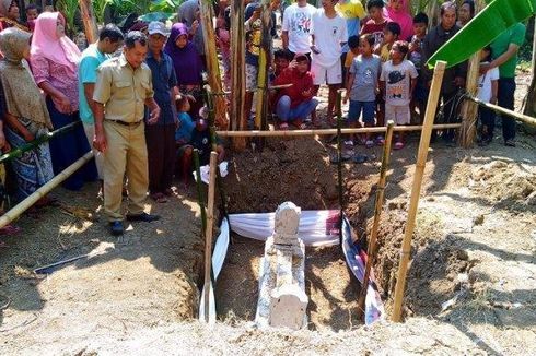 Gali Parit di Kebun Pisang, Pria ini Temukan Batu Karang yang Diduga Makam Kuno