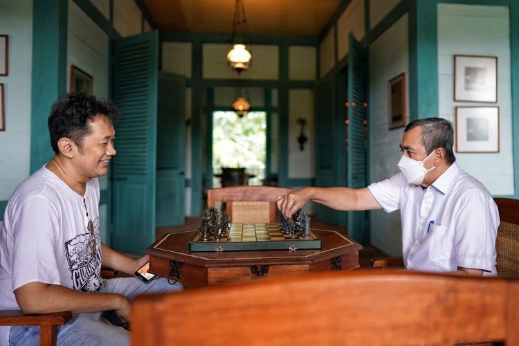 Gubernur Riau Syamsuar (kanan) berbincang sambil main catur dengan Hanung Bramantyo terkait pengembangan industri perfilman, Rabu (16/3/2022).