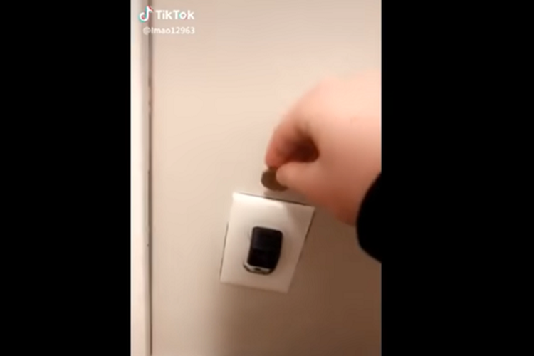 Penny Challenge atau Outlet Challenge yang viral di TikTok.