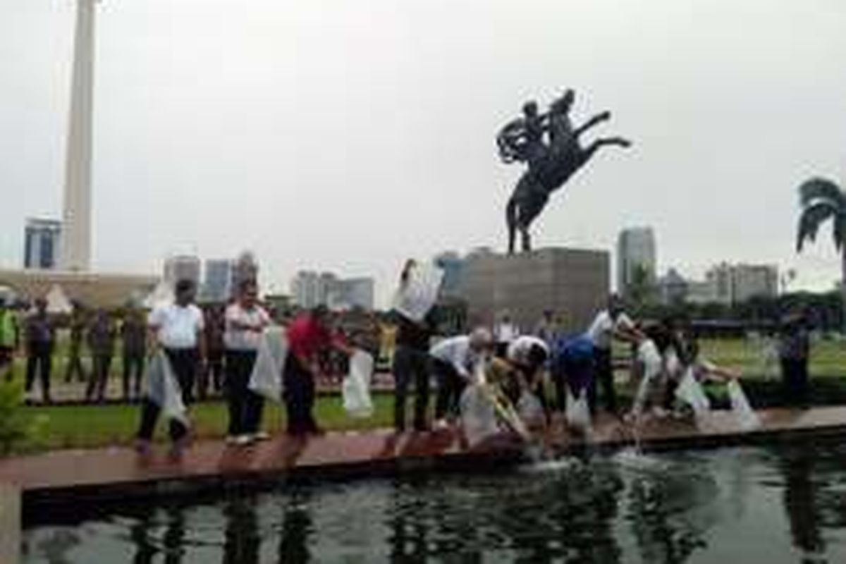 Pemerintah Kota (Pemkot) Jakarta Pusat menebar puluhan ribu bibit ikan nila di kolam Monumen Nasional (Monas) dan Masjid Istiqlal.