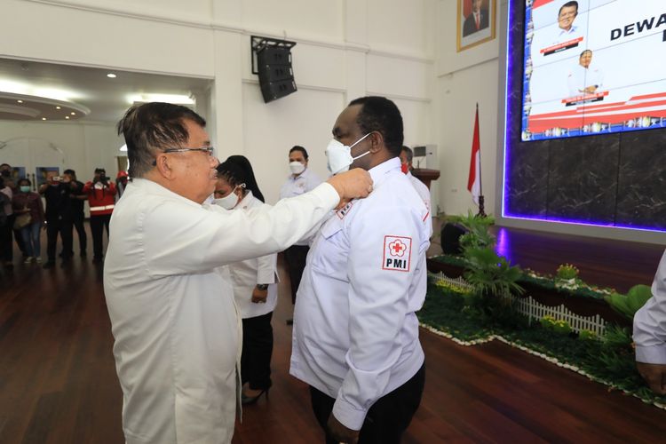 Ketua Umum PMI Jusuf Kalla melantik Zakius Degei sebagai Ketua PMI Papua periode 2022-2027 di Jayapura, Papua, Rabu (29/6/2022).
