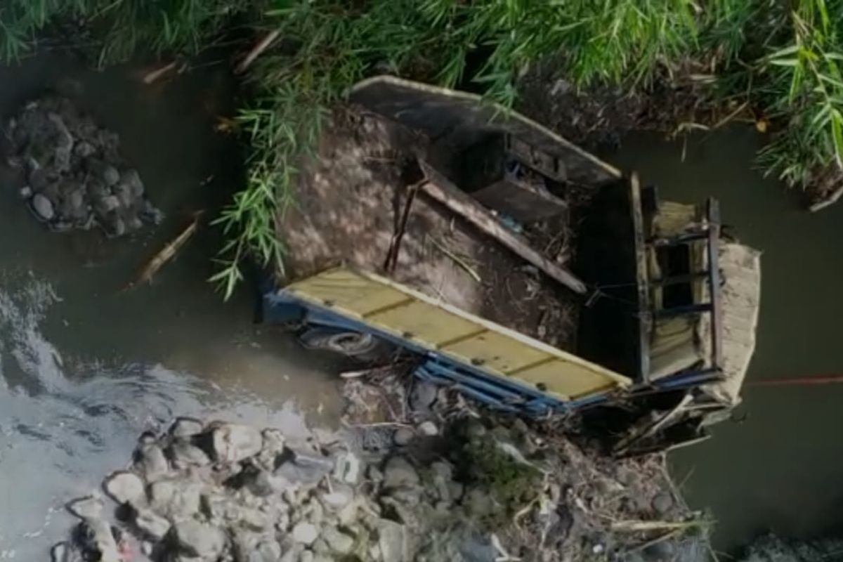 Truk yang tersangkut di batu