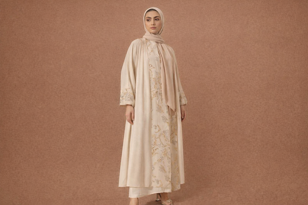 Abaya dengan Detail Mote