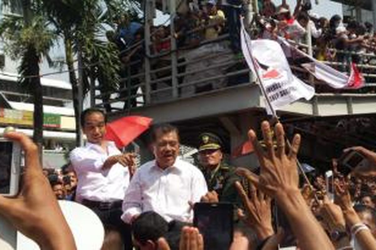 Presiden Joko Widodo dan Wakil Presiden Jusuf Kalla saat acara Kirab Budaya sepanjang Jalan MH Thamrin menuju Istana Negara, Senin (20/10/2014).