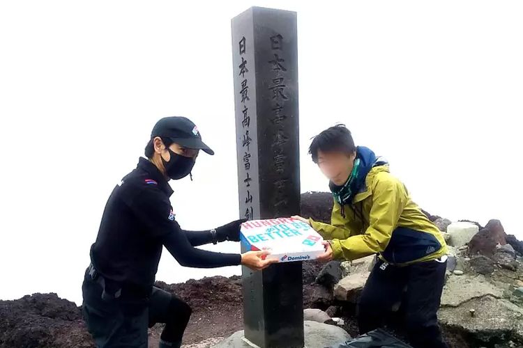 Seorang kurir piza mengantarkan pesanan Domino?s Pizza ke puncak Gunung Fuji di Jepang