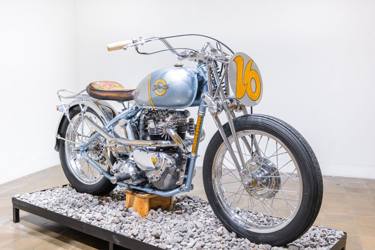 Motor custom Triumph Bonneville Pre-Unit dengan konsep vintage racing