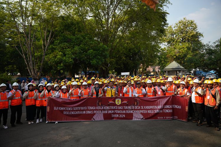 Bupati HST terlihat berfoto bersama pekerja yang mengikuti Uji Kompetensi Tenaga Kerja Konstruksi di Halaman Kantor Bupati HST, Kalimantan Selatan (Kalsel), Rabu (18/9/2024).