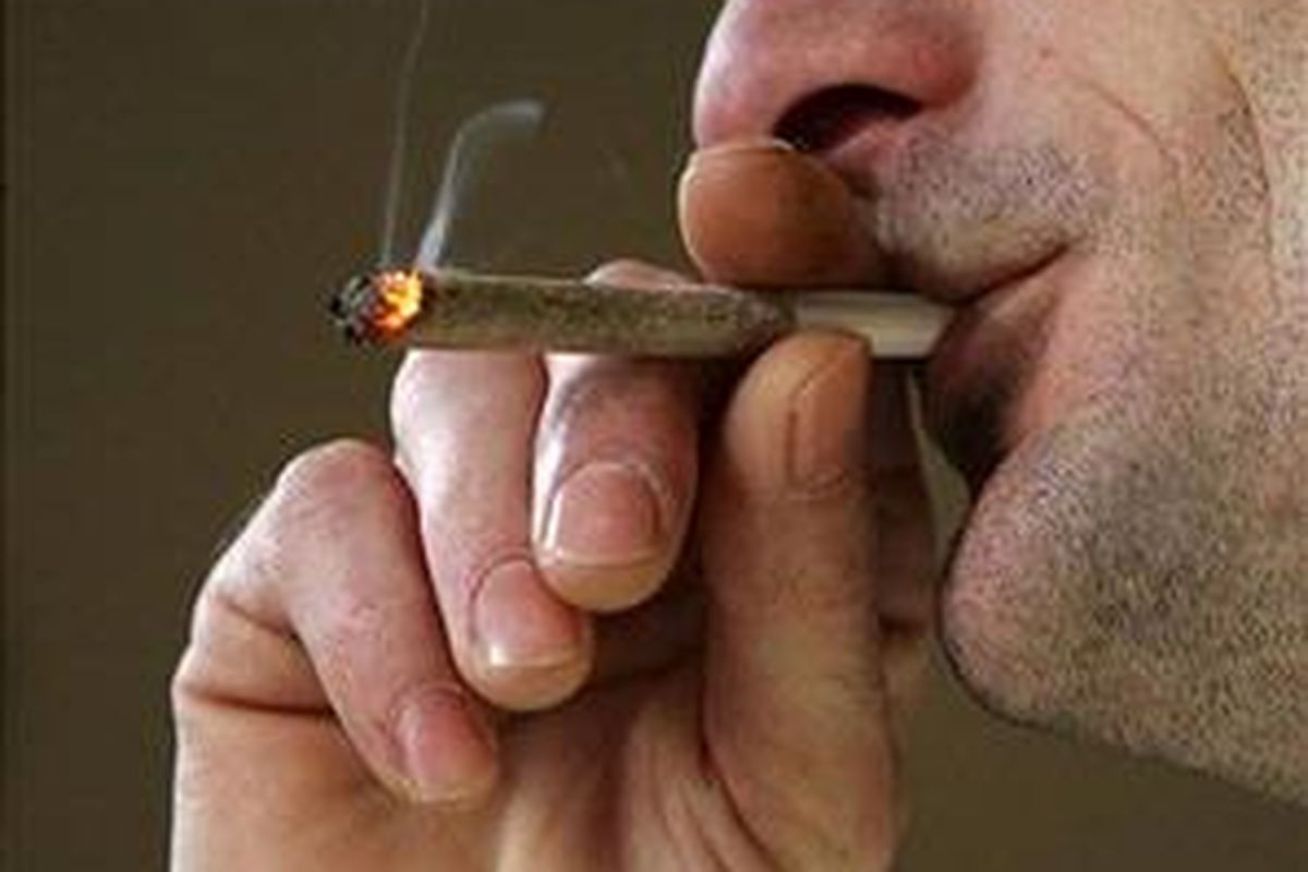 Seorang pria menghisap ganja di sebuah kafe di Amsterdam, Belanda.