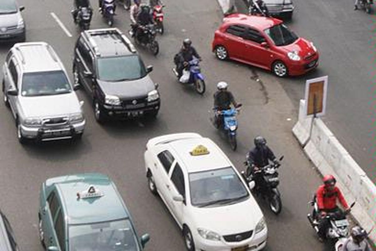Pembatas jalan di depan Gedung Plaza Semanggi (Gedung Veteran), Jakarta, Rabu (25/5), dibuka Legiun Veteran Republik Indonesia (LVRI). LVRI membuka pembatas itu karena merasa tidak ada realisasi jalan tembus yang dijanjikan pemerintah sejak tahun 2006. Selain itu, akibat jalan memutar, pendapatan LVRI dari Plaza Semanggi turun sampai 45 persen.