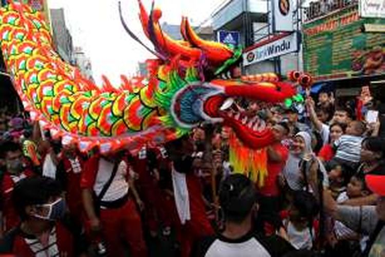 Arak-arakan peserta Karnaval Cap Go Meh Street Festival 2016 melewati Jalan Suryakencana, Bogor, Senin (22/2/2016). Acara yang dimeriahkan aneka pertunjukan seni budaya ini menandai akhir perayaan Tahun Baru Imlek.