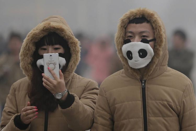 Berbagai bentuk dan gaya masker wajah digunakan warga untuk melindungi dirinya.