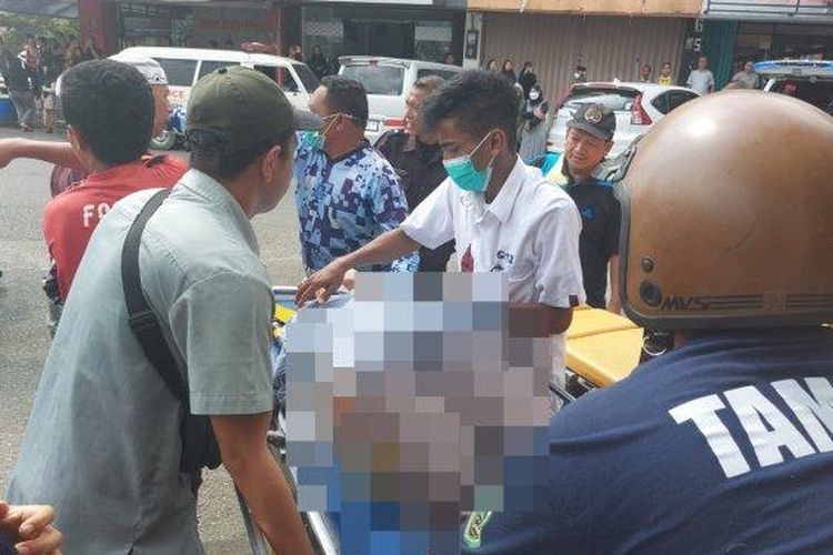 Para korban terdampak gas karbonmonoksida di salah satu toko fashion Mall Lembuswana Samarinda tengah dievakuasi ke RSUD AW Sjahranie, Samarinda, Kalimantan Timur pada Rabu (6/9/2023). 