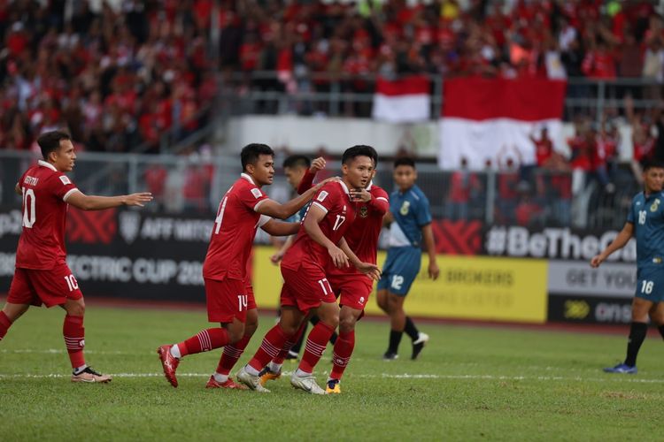 Ekspresi skuad timnas Indonesia setelah berhasil menjebol gawang Brunei Darussalam via Syahrian Abimanyu (17) pada laga Grup A Piala AFF 2022 di Stadion Kuala Lumpur, Malaysia, pada Senin (26/12/2022). Artikel ini menyajikan jadwal siaran langsung timnas Indonesia vs Thailand pada sore ini pukul 16.30 WIB.