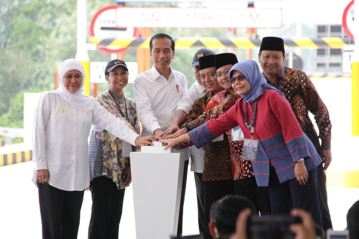 Presiden Joko Widodo meresmikan Jalan Tol Pandaan-Malang, Senin (13/5/2019). Peresmian didampingi oleh Dirut PT Jasa Marga Tbk Desi Arryani, Gubernur Jawa Timur Khofifah Indar Parawansa dan Menteri BUM Rini M Soemarno.