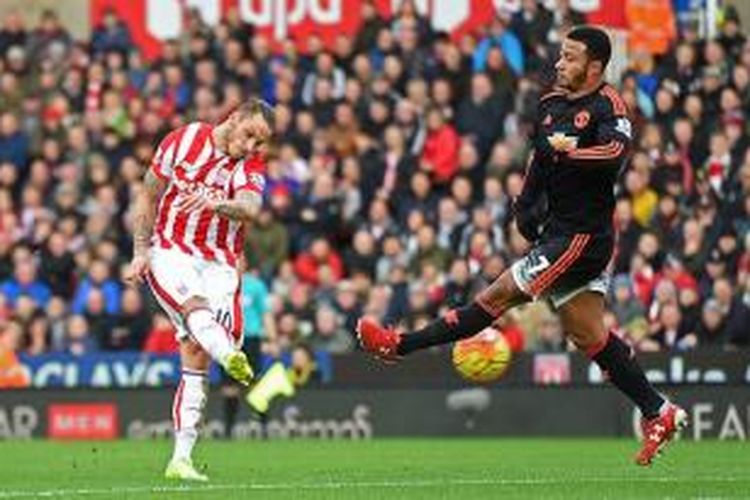 Memphis Depay tak kuasa menahan tembakan Marko Arnautovic saat Manchester United kalah dari Stoke City di Britannia, Sabtu (26/12/2015). 