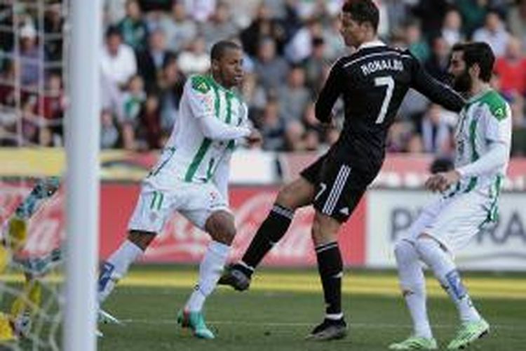 Penyerang Real Madrid Cristiano Ronaldo (kedua dari kanan) menendang bek Cordoba Edimar (kiri), pada pertandingan Primera Division, di Nuevo Arcangel, Cordoba, Sabtu (24/1/2015).