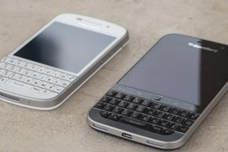 Perbandingan BlackBerry Classic (kanan) dengan BlackBerry Q10