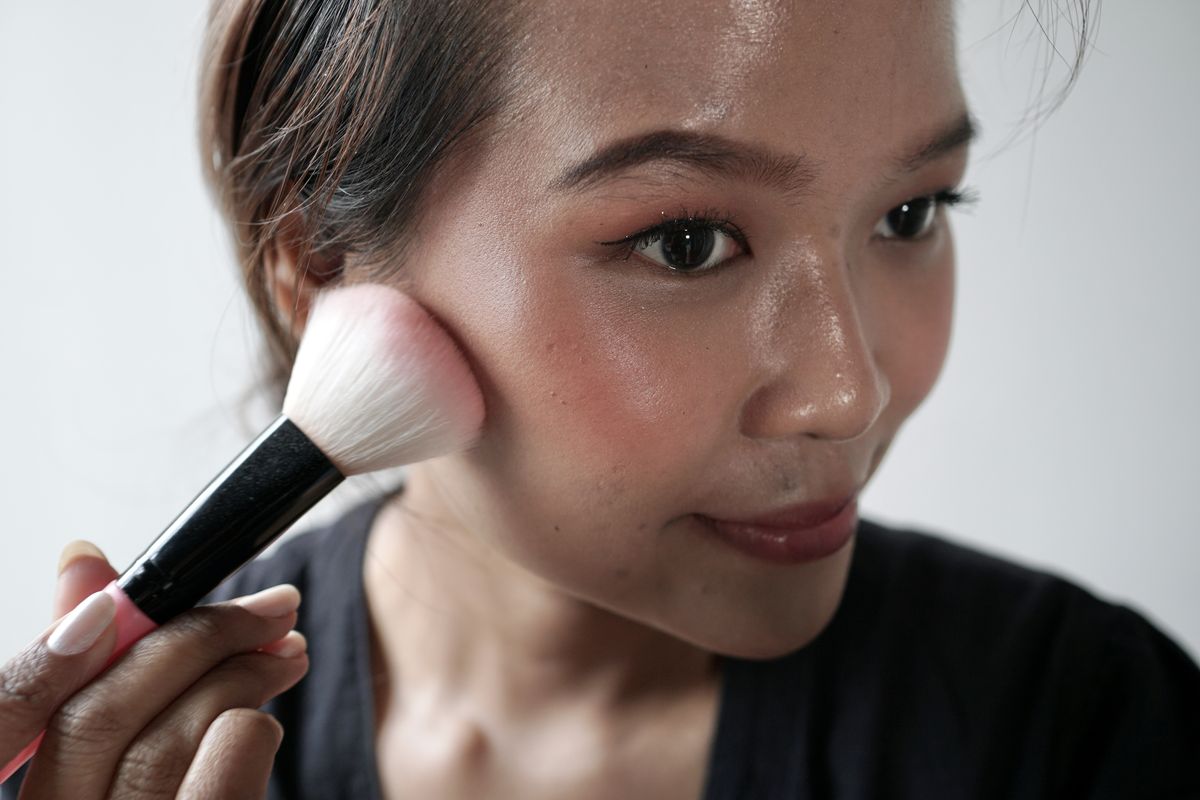 Kunci riasan dengan setting powder untuk menahan minyak dan mencegah makeup luntur.