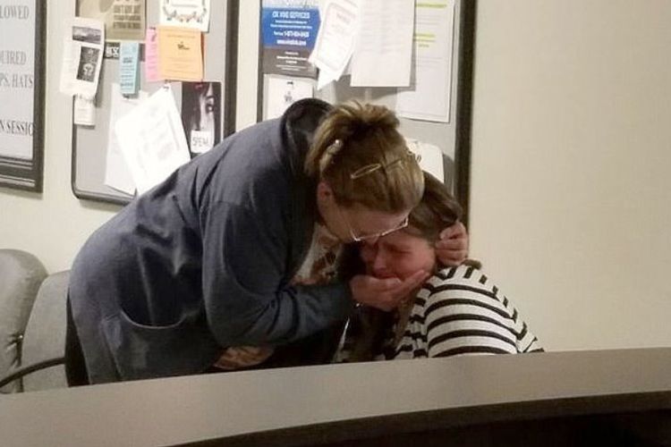 Jessica Lynn Good (bawah) menangis di kantor polisi Garfield. Dia divonis 3 tahun penjara karena memalsukan kondisi kesehatan putrinya demi mendapatkan donasi (23/10/2017)