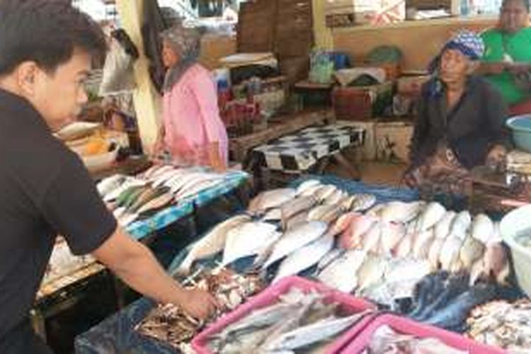 Salah satu aktivitas penjualan ikan di Pelabuhan Muncar, Banyuwangi, Jawa Timur.