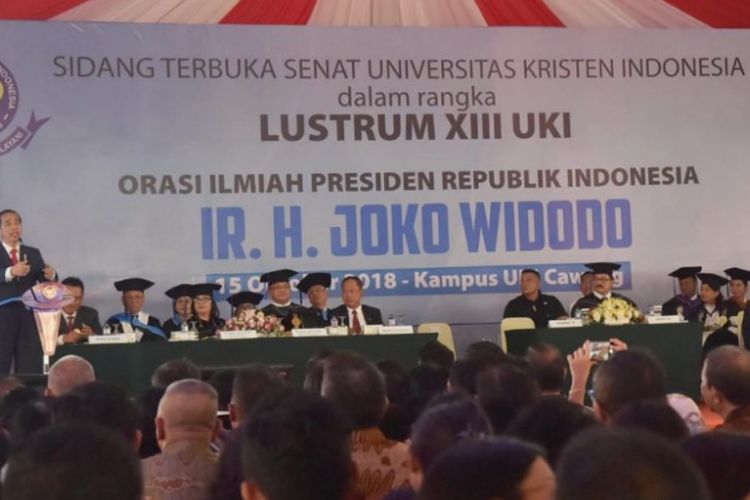 Presdien Joko Widodo memberikan orasi ilmiah Sidang Terbuka Senat Universitas Kristen Indonesia (UKI) Lustrum XIII UKI di Kampus UKI, Jakarta Timur (15/10/2018).
