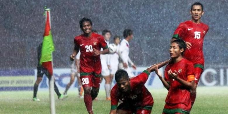 Evan Dimas melakukan selebrasi dengan mengangkat tangan usai melesakkan gol ke gawang Korea Selatan, Sabtu (12/10/2013).