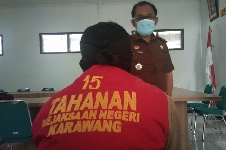 Kejaksaan Negeri (Kejari) Karawang membekuk Kepala Desa Cilampek Timur Kamaludin (48) yang menjadi buron kasus penipuan Rp 270 juta, Selasa (29/5/2020).
