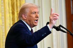 Trump Ancam Rebut Minyak Iran jika Tak Buka Selat Hormuz pada Senin