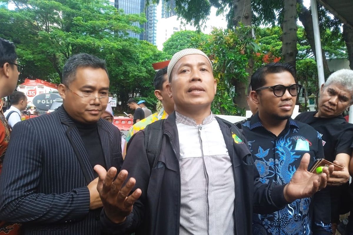 Bripka Madih (tengah) bersama tim kuasa hukumnya saat mendatangi Mapolda Metro Jaya, Kamis (9/2/2023).