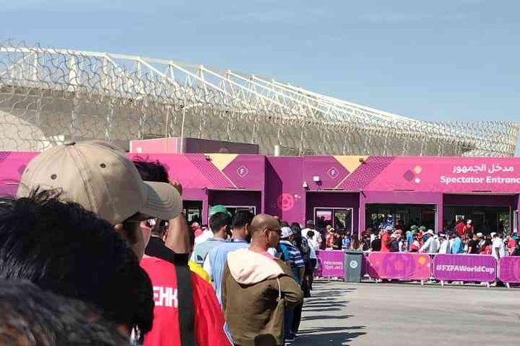 Antrean penonton di depan pintu masuk stadion yang ingin menyaksikan pertandingan Piala Dunia Qatar 2022 antara Jepang vs Kosta Rika, Minggu (27/11/2022).