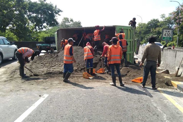 Truk bermuatan pasir terguling di Tol Tembalang Semarang. Sabtu (17/12/2022)