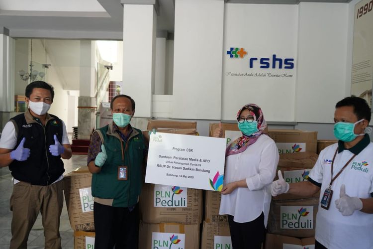 PLN Group di wilayah Jabar mengirimkan bantuan APD lengkap dan alat kesehatan. 