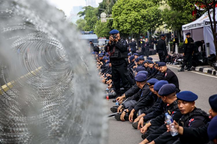 Aparat kepolisian melakukan pengamanan sidang perselisihan hasil pemilihan umum (PHPU) di Mahkamah Konstitusi (MK), Jakarta Pusat, Jumat (14/6/2019).