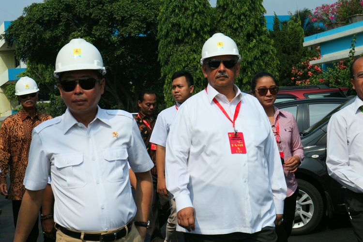 Menteri Energi dan Sumber Daya Mineral (ESDM), Ignasius Jonan (kiri) bersama Dirut PLN Sofyan Basir (kanan) mengunjungi Pusat Pengatur Beban Jawa-Bali (P2B JB) Gandul, Depok, Jawa Barat, Kamis (15/6/2017).