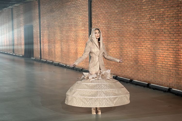 Luna Maya dengan busana rok crinoline berwarna pastel dalam Spring/Summer Collection 2026 karya Harry Halim yang digelar di Brickhall Fatmawati, Jakarta Selatan, Selasa (11/11/2025).
