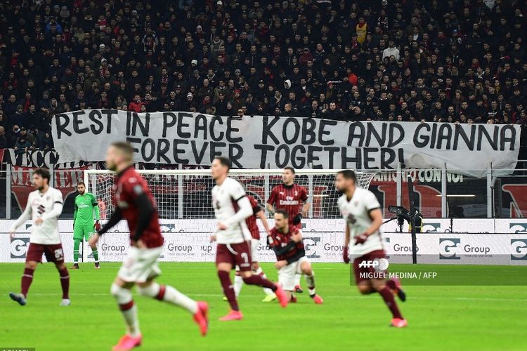 Spanduk raksasa bertuliskan Beristirahatlah dengan tenang Kobe dan Gianna, bersama selamanya ditampilkan oleh para fans AC Milan pada laga Coppa Italia kontra Torino di Stadion San Siro, 28 Januari 2020.
