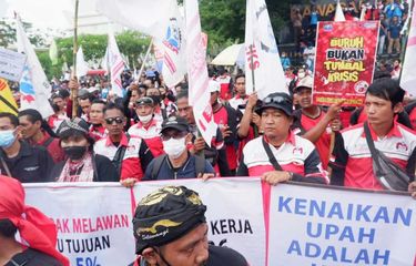 Buruh melakukan aksi unjuk rasa di Depan Kantor Gubernur Banten, Kota Serang menuntut UMK 2022 naik 10 persen hingga 13,5 persen pada Selasa (30/11/2021). 