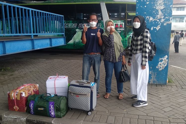 Ponidi (52) bersama istrinya Endang Sumarni (50) dan anak perempuannya sedang menunggu bus Lorena di Terminal Arjosari, Kota Malang, Jawa Timur pada Jumat (6/5/2022). 