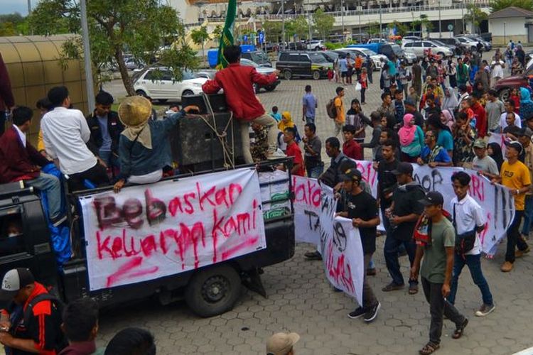 Setidaknya 1.500 warga Nagari Air Bangis, Sumatra Barat berunjuk rasa di Kota Padang untuk menolak usulan Proyek Strategis Nasional (PSN) di daerah mereka.