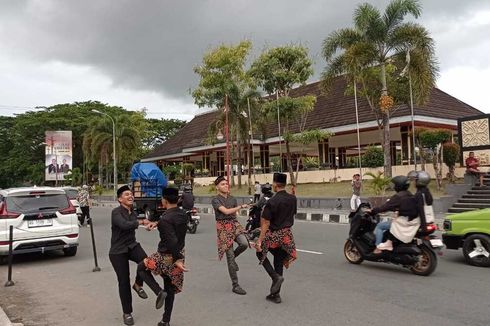Bagi-bagi Takjil di Ambon, Disemarakkan Tarian Samrah dan Hadrat