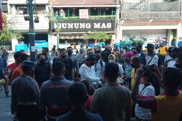 Mahfud MD saat membagikan masker di Malioboro