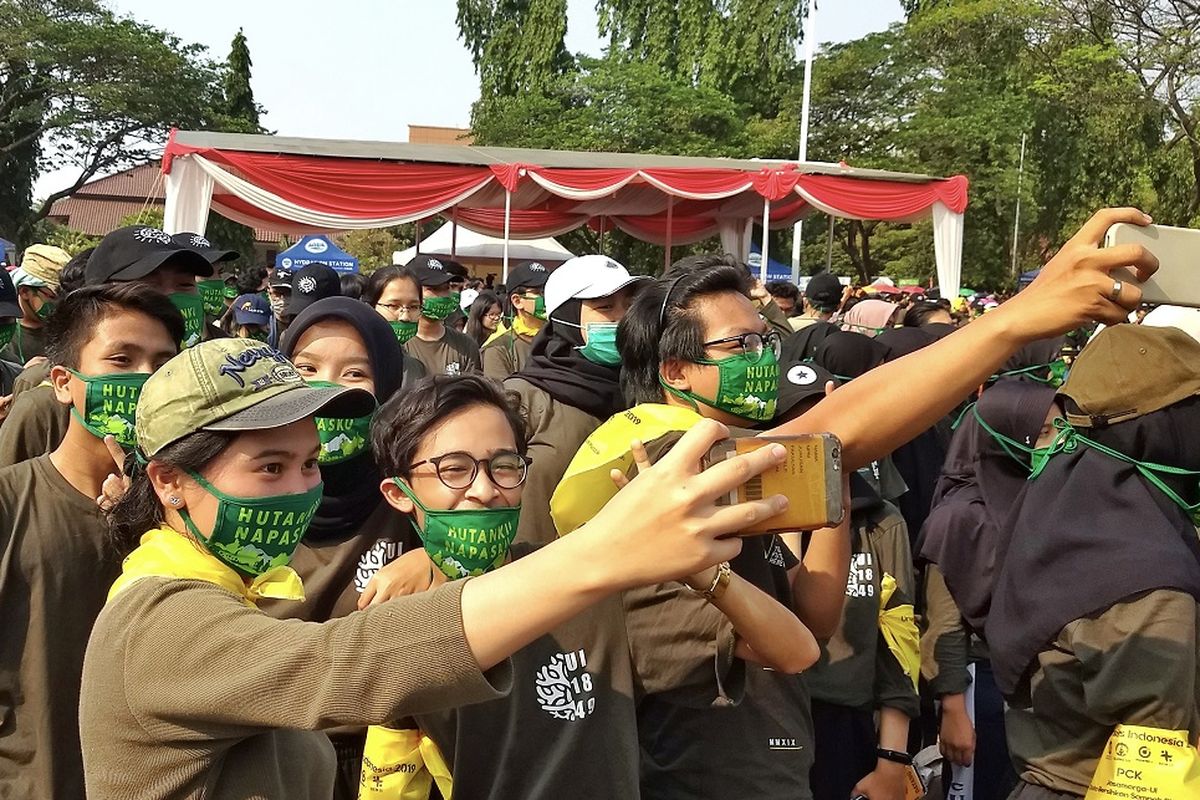 Suasasa di Kampus Universitas Indonesia pada 23 Agustus 2019, saat organisasi Hutan itu Indonesia membagikan 8.000 untuk para mahasiswa baru, sebagai bagian dari kampanye Hutanku Napasku.