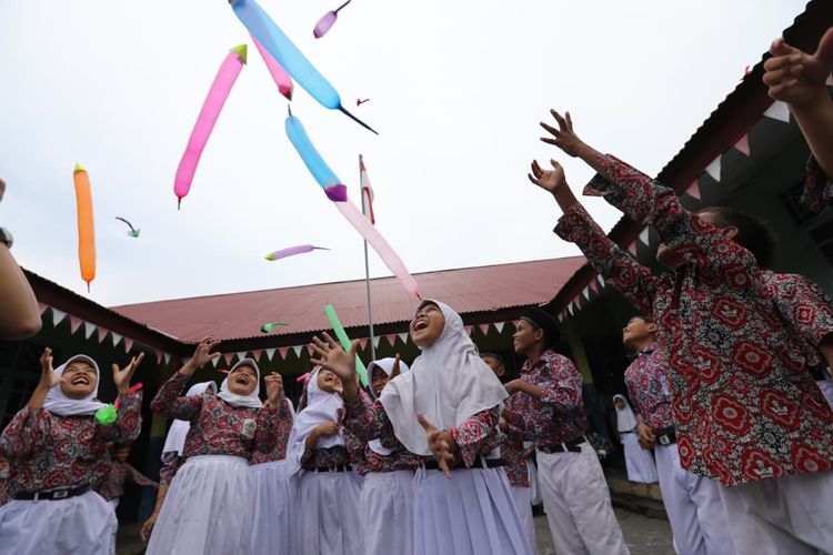 Keriaan murid-murid di SD Alkhairaat, Tobelo, Maluku Utara di tengah aksi relawan Jagat Literasi 30 Tahun Kompas.com, Rabu (13/8/2025). 