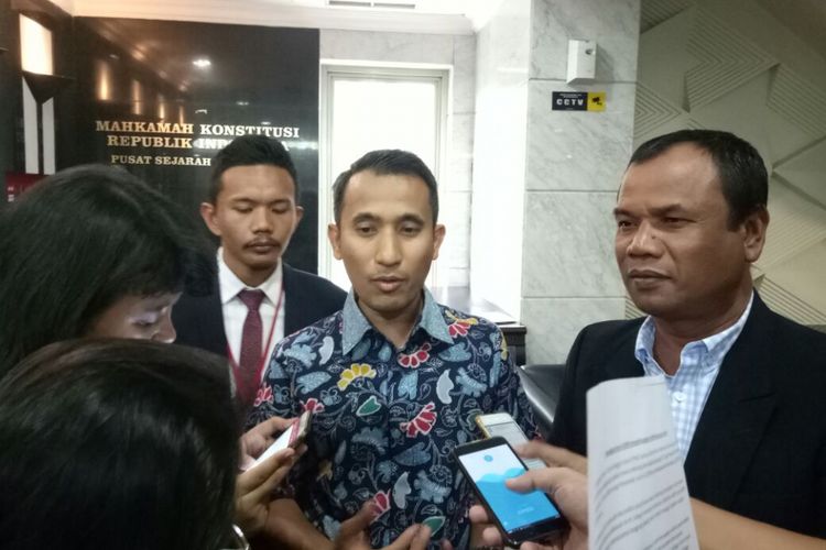 Mantan anggota Gerakan Aceh Merdeka (GAM) yang kini menjabat sebagai Dewan Perwakilan Rakyat Aceh (DPRA), Kautsar dan Samsul Bahti bin Amiren, usai menyerahkan berkas permohonan uji materi ke Mahkamah Konstitusi (MK), Jakarta, Selasa (22/8/2017).